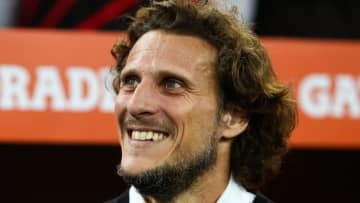 監督になったフォルラン、選手のためにせっせと工作する
