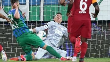 「スネ破壊の瞬間」が衝撃…長友同僚GKムスレラ、救急車で運ばれる