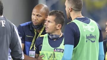 39歳エムレ・ベレゾール、荒ぶる！一瞬もプレーせず「超速退場」がこれ