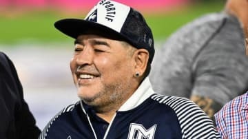 マラドーナ、ダンス中に生尻を出す