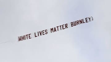 衝撃の『White Lives Matter』掲げた人物、「世界は狂ってる」と逆に怒る
