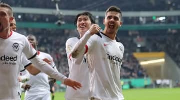 「これあげる…」 鎌田の同僚、試合中に相手選手を笑わせた“謎シーン”がこれ