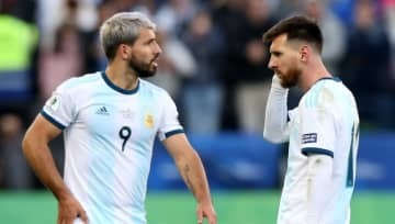 アグエロ、ミスった自分をメッシと交代させる　サッカーゲームで