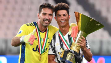 ユーヴェ、優勝メダル授与！あのロナウドがこんなにはしゃいでた
