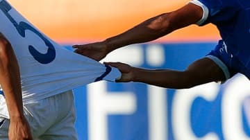 サッカー史上最恐？自分の肩がもげそうになる「スッポンタックル」がエグい