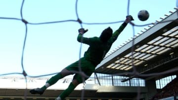 「アーセナルは獲得しろ！」 176cmの超急造GKがやった“FKセーブ”がすげぇ