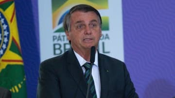 ブラジル大統領、慈善試合でゴール！忖度ありの飛び出しシュート