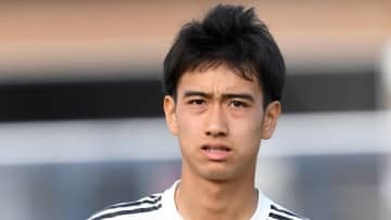 レアル中井卓大、“飛び級”で「超ゴール」を決める