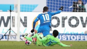 サッカー人生終わらす気か…ブンデスであった「両足殺人タックル」がこわすぎる