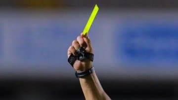選手に平手打ちされた審判、試合を中止して全力逃走する