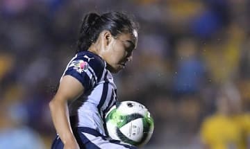 メキシコ女子選手の「30メートル浮遊フリーキック」弾道がありえんレベル