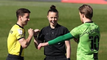 英プロリーグ、初めて「女性が主審を担当」！歴史的ジャッジが話題