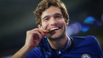 CL優勝後にチェルシー選手と熟睡ファンが遭遇！すると、こうなった
