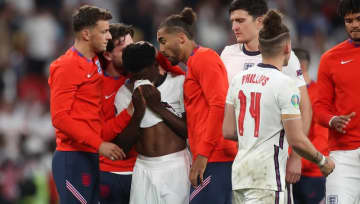 EURO決勝でPK失敗、19歳サカが涙…監督は「自分のせい」とかばう
