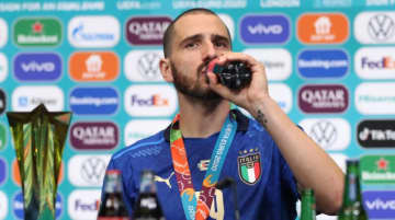 EURO優勝のイタリア代表ボヌッチ、コーラとハイネケンを飲みまくる！
