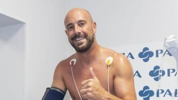 イニエスタじゃねぇ！ペペ・レイナ、巨大ペンギンになって歌う