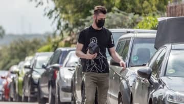 デ・ヘア＆ショウ、駐車違反で捕まる