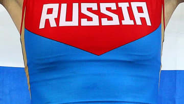 「これじゃ寒い」 スタジアムで下着になったロシア女子、“反則姿”でイケメン選手のユニゲット