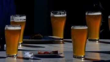 23歳のトゥウェンテサポ、「ビール48杯同時運び」がすごい