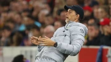トゥヘル監督、走るカートにボール蹴り込む