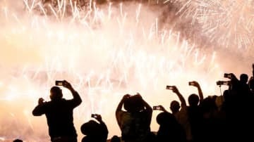 勝利を祝うファンの「花火が大爆発」驚愕の瞬間が撮影される
