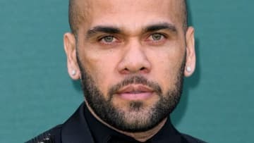 バルサ復帰のダニ・アウヴェス、練習初日の全力スライディングがこれ