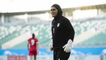 対戦相手に性別を疑われたイラン女子GK、女性だと証明される
