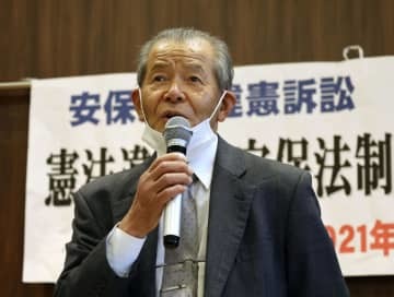 判決後、記者会見で話す原告団長の杉林晴行さん＝8日午後、広島市