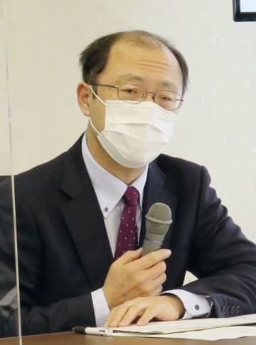 記者会見する熊本大の清水聖幸副学長＝8日午後、熊本市