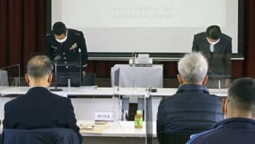 饗庭野演習場周辺の住民に謝罪する陸自中部方面総監部の貴島康二幕僚副長（奥左）ら＝9日午前、滋賀県高島市