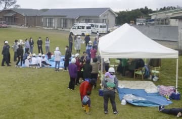 鹿児島県十島村の悪石島で、村立悪石島小中学校に避難した人たち＝9日午後（同村提供）