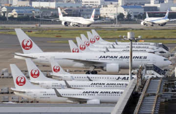 羽田空港に駐機する日航機