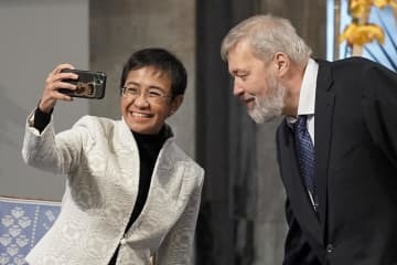 10日、ノルウェー・オスロのノーベル平和賞授賞式で自撮りするマリア・レッサ氏（左）とドミトリー・ムラトフ氏（ノルウェー通信提供、AP＝共同）