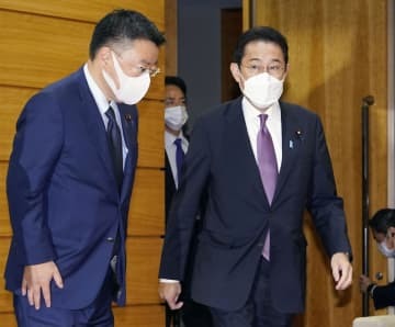 閣議に臨む岸田首相（右）＝10日午前、首相官邸