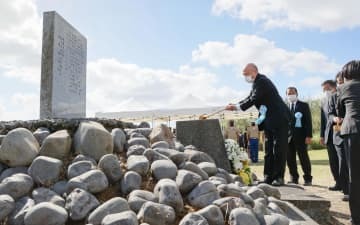 硫黄島で営まれた日米合同慰霊式で献水する硫黄島協会の寺本鉄朗会長＝11日午前、東京都小笠原村（代表撮影）