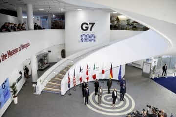 先進7カ国（G7）外相会合での記念撮影＝11日、リバプール（AP＝共同）