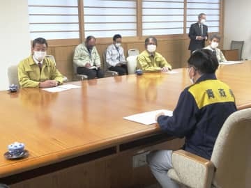 青森県の三村申吾知事（手前）と会談する農水省の中村裕之副大臣（左端）＝12日午後、青森県庁