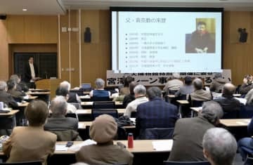 中国で拘束されている袁克勤氏の無実と解放を訴える長男成驥氏の講演＝12日午後、札幌市