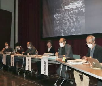 「水俣・写真家の眼プロジェクト」が熊本県水俣市で開いたトークショー。右から2人目は桑原史成さん＝12日午後