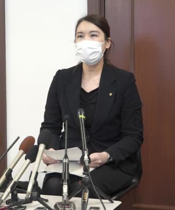 京都市役所で記者会見する豊田恵美市議＝13日午前