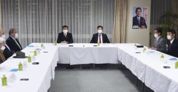 自民党の山崎元副総裁の処分について審査した党紀委員会。右から3人目は衛藤晟一党紀委員長＝13日午後、東京・永田町の党本部