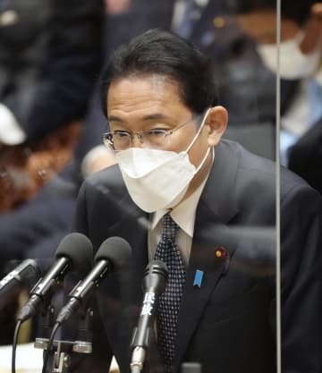 衆院予算委で答弁する岸田首相＝13日午前