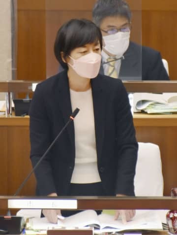 東京都武蔵野市議会の総務委で答弁する松下玲子市長＝13日午後