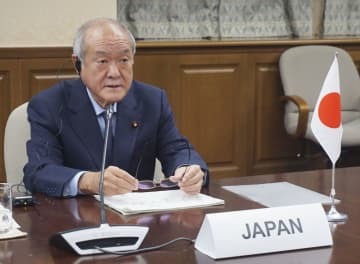 オンライン形式で開かれたG7財務相・中央銀行総裁会議に参加する鈴木財務相＝13日午後、財務省（同省提供）