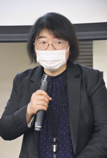 「入管を変える！弁護士ネットワーク」の設立集会であいさつする駒井知会弁護士＝14日午後、東京都内