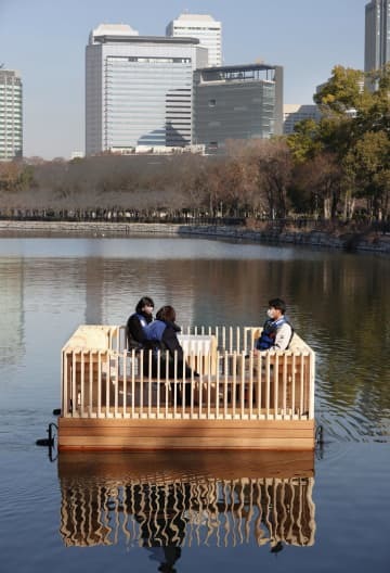 大阪城公園で行われた自動運転船「海床ロボット」の実証実験＝15日午前、大阪市