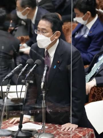 衆院予算委で答弁する岸田首相＝15日午前