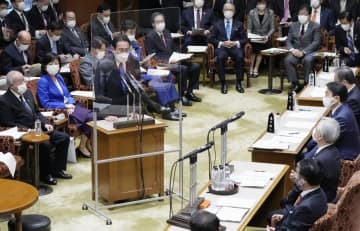 参院予算委で立憲民主党の白真勲氏（右手前から2人目）の質問に答える岸田首相＝16日午前