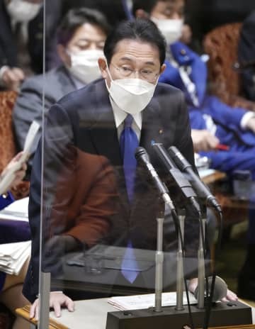 参院予算委で答弁する岸田首相＝16日午後
