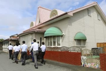 8月、家宅捜索のため双葉保育園に入る福岡県警の捜査員＝福岡県中間市